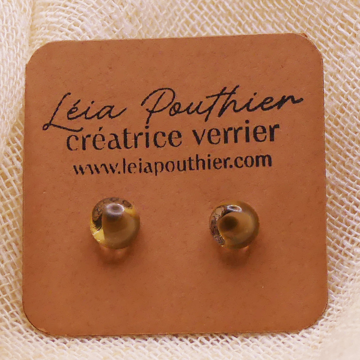 Clous d'oreilles kaki