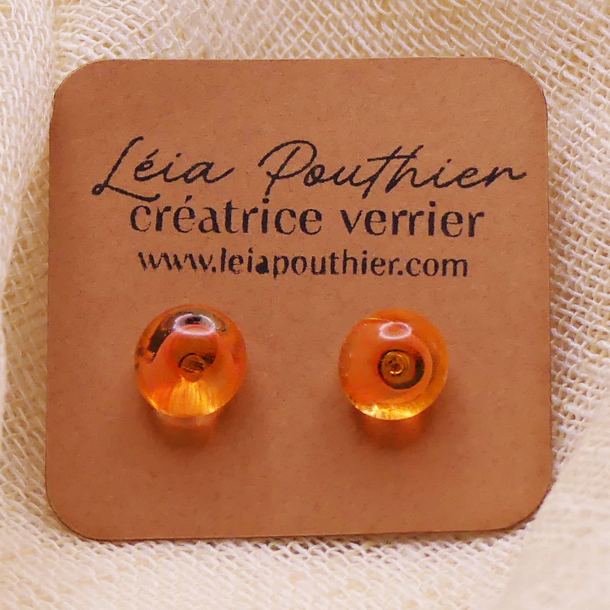 Clous d'oreilles oranges