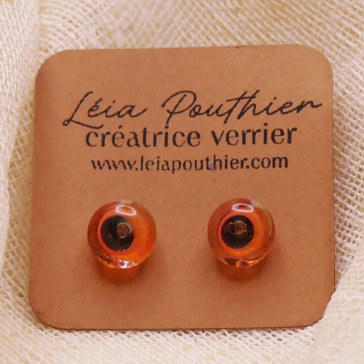 Clous d'oreilles oranges