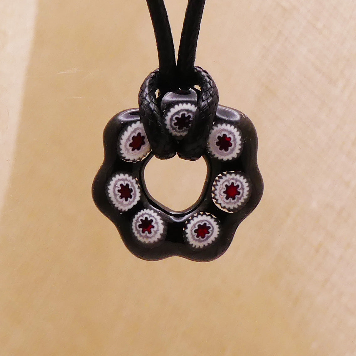 Collier noir motifs