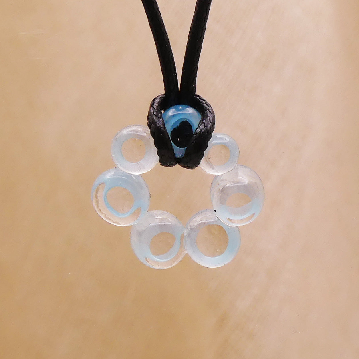 Collier bleu