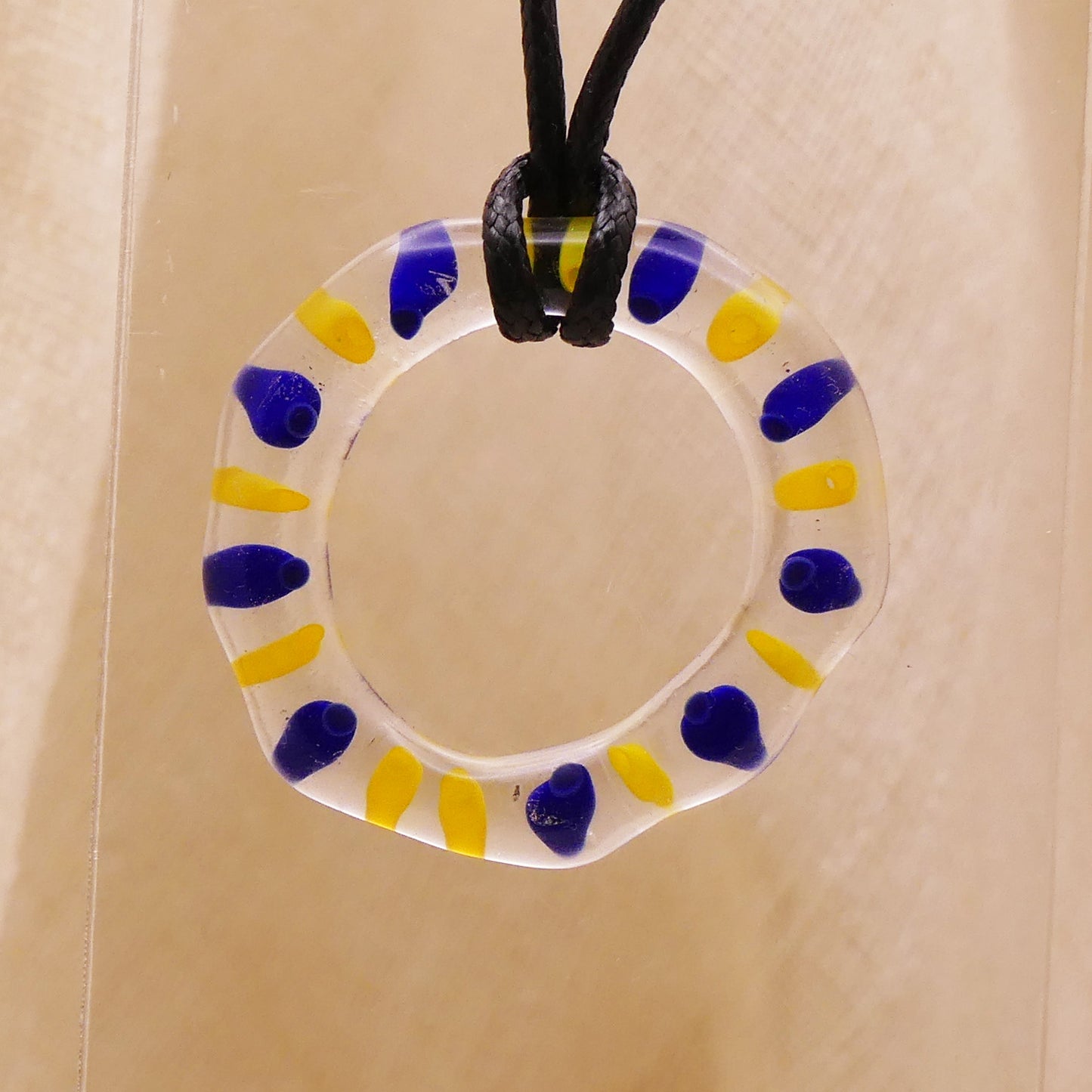 Collier bleu jaune