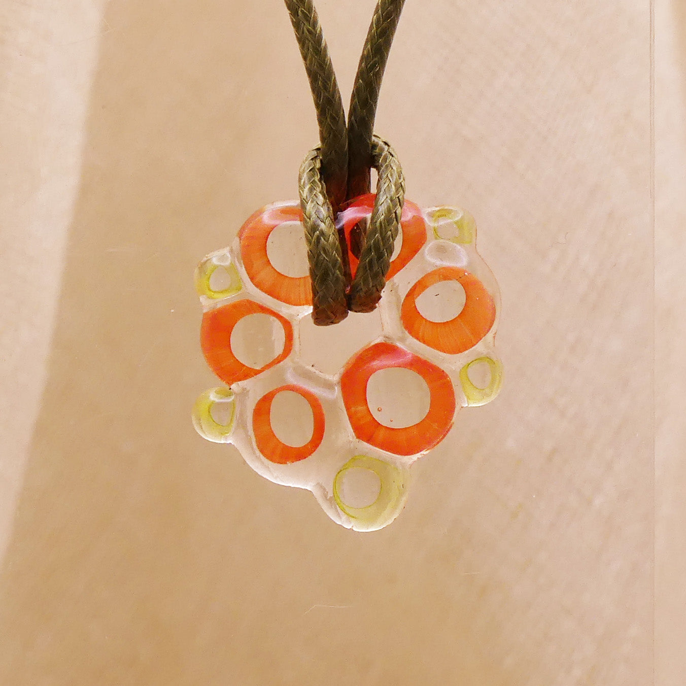 Collier tortue orange