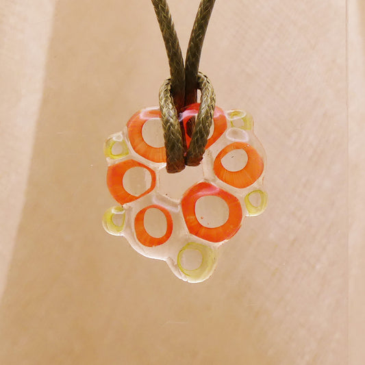 Collier tortue orange