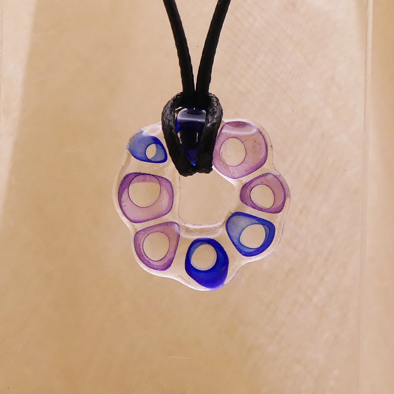 Collier violet bleu