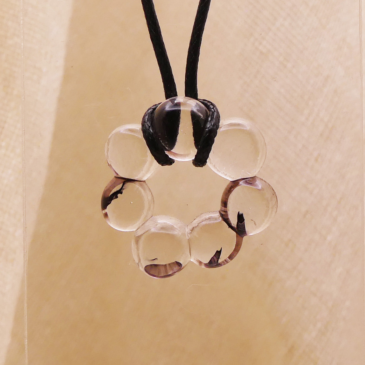 Collier noir transparent