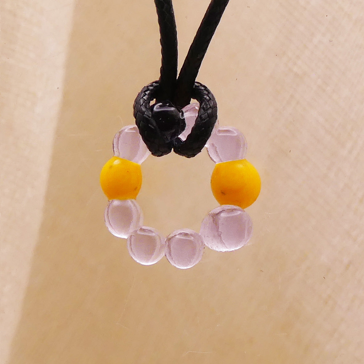 Collier violet jaune